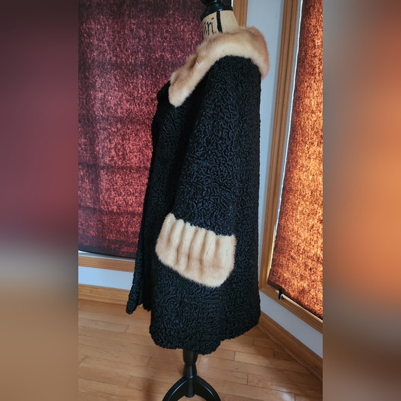 1950s Curly lamb wool and mink coat - Picture 6 of 16